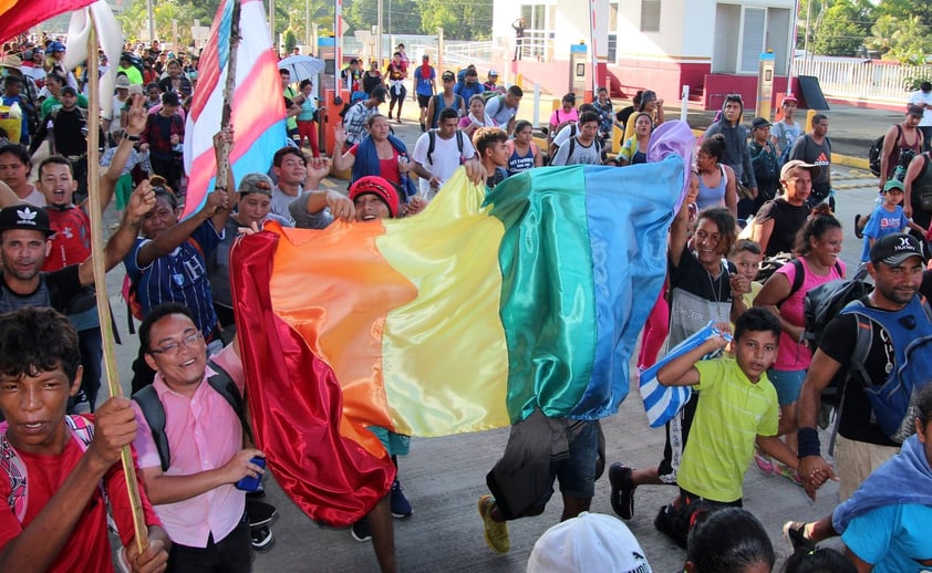 La caravana migrante crece y vuelve a caminar en el sur de México