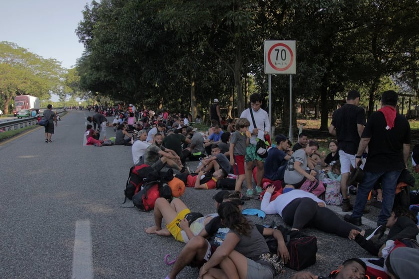 La caravana migrante crece y vuelve a caminar en el sur de México