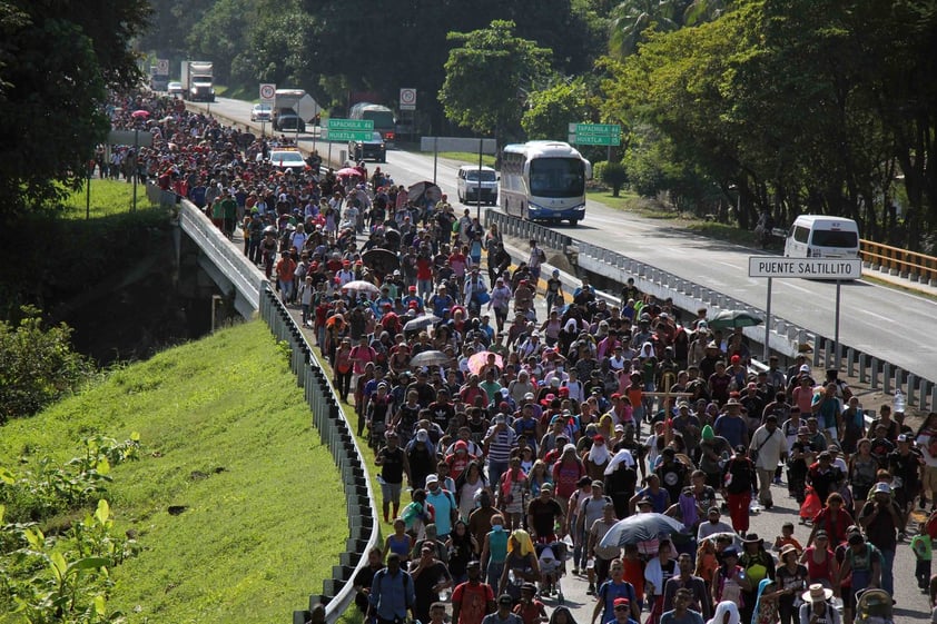 La caravana migrante crece y vuelve a caminar en el sur de México