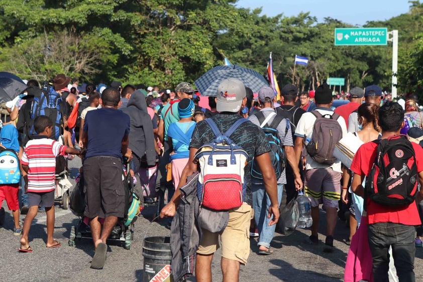 La caravana migrante crece y vuelve a caminar en el sur de México