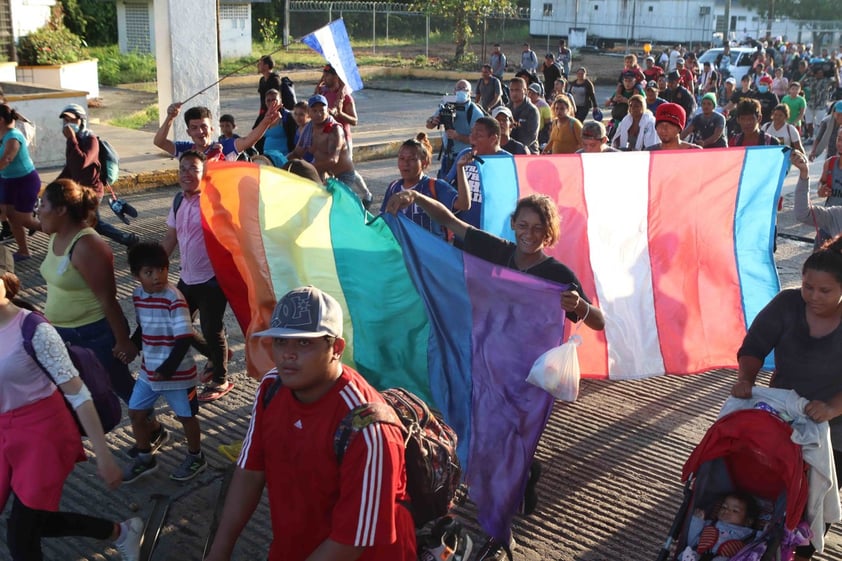 La caravana migrante crece y vuelve a caminar en el sur de México