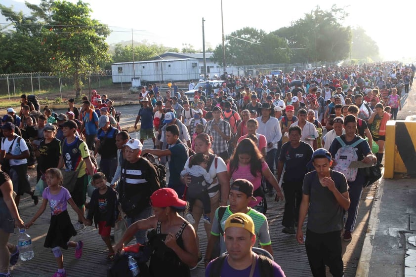 La caravana migrante crece y vuelve a caminar en el sur de México