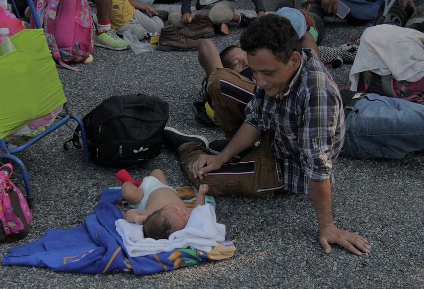 La caravana migrante crece y vuelve a caminar en el sur de México