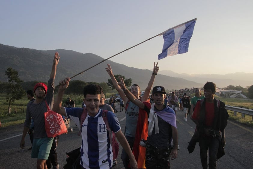 La caravana migrante crece y vuelve a caminar en el sur de México