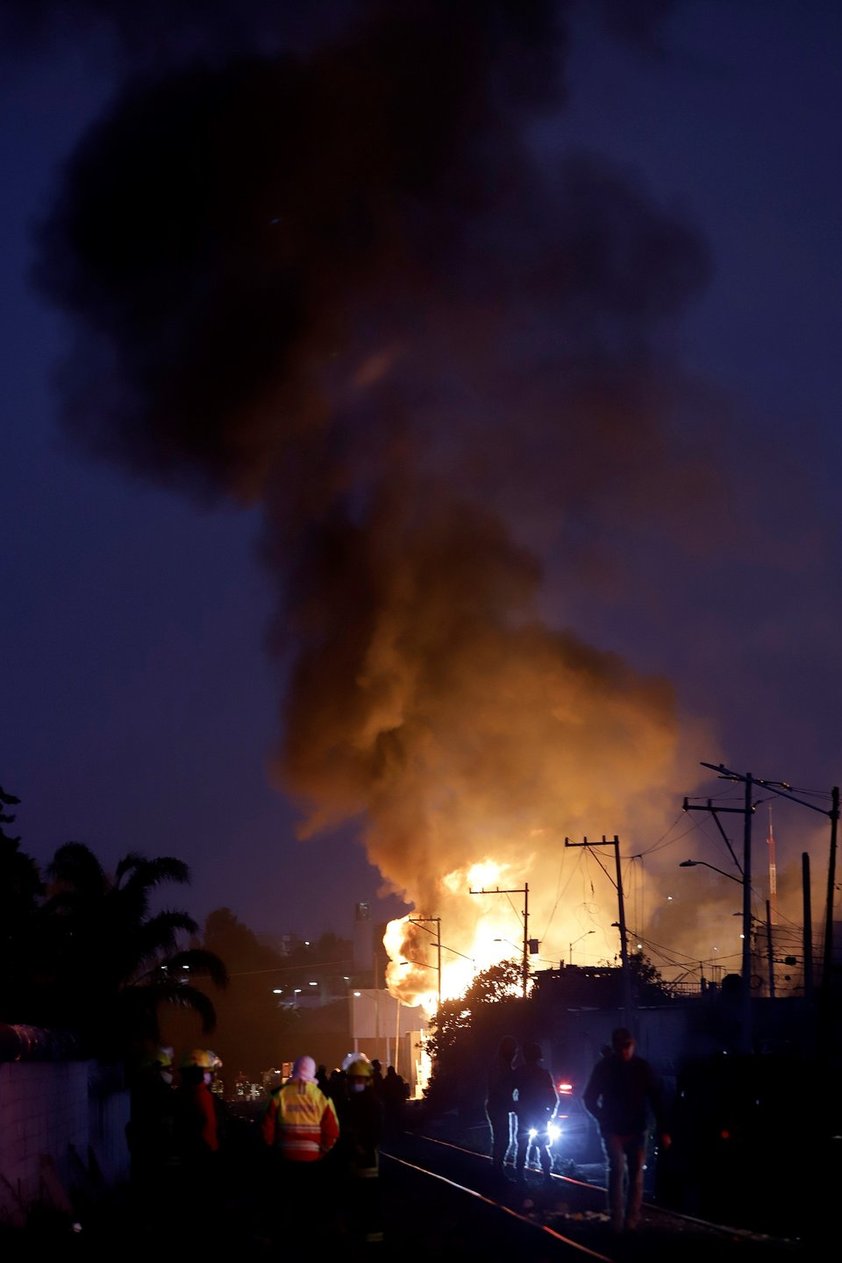 Cifra de heridos sube a 15 por explosión de toma clandestina en Puebla