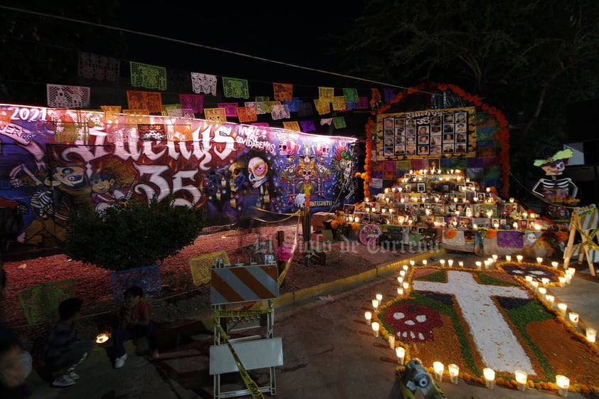 Altar monumental alumbra el corazón de la colonia Santa Rosa en Gómez Palacio