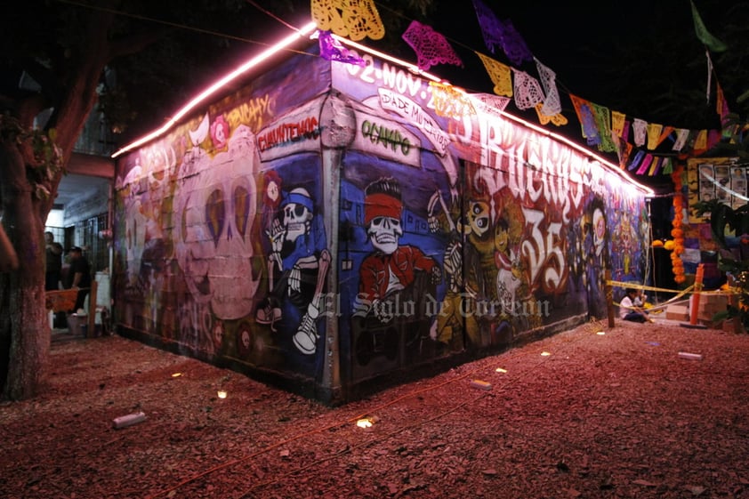 Altar monumental alumbra el corazón de la colonia Santa Rosa en Gómez Palacio