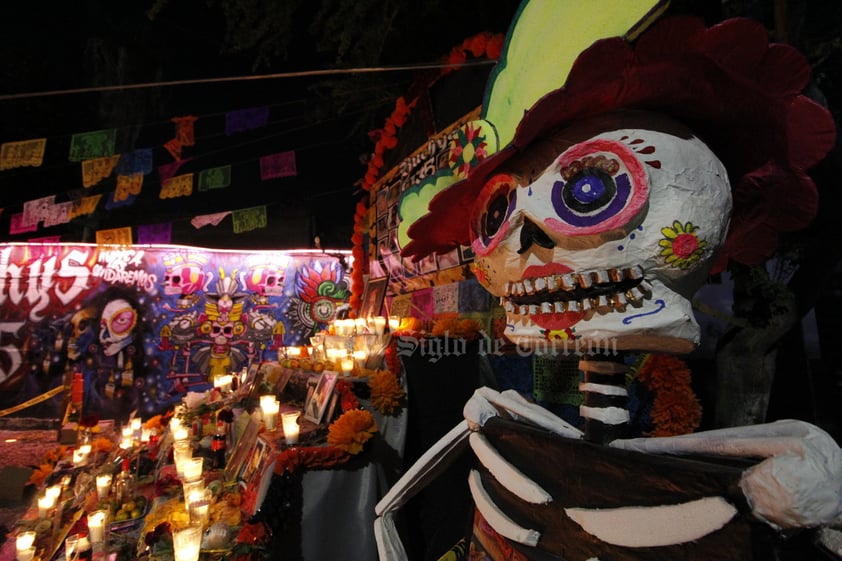 Altar monumental alumbra el corazón de la colonia Santa Rosa en Gómez Palacio