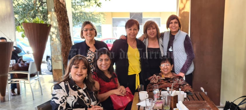 14112021 CUMPLEAñOS ENTRE COLEGAS.  C.P. Graciela León González acompañada de Lety, Lupita, Marigela, Gloria, Lorena y Elsa Ma.