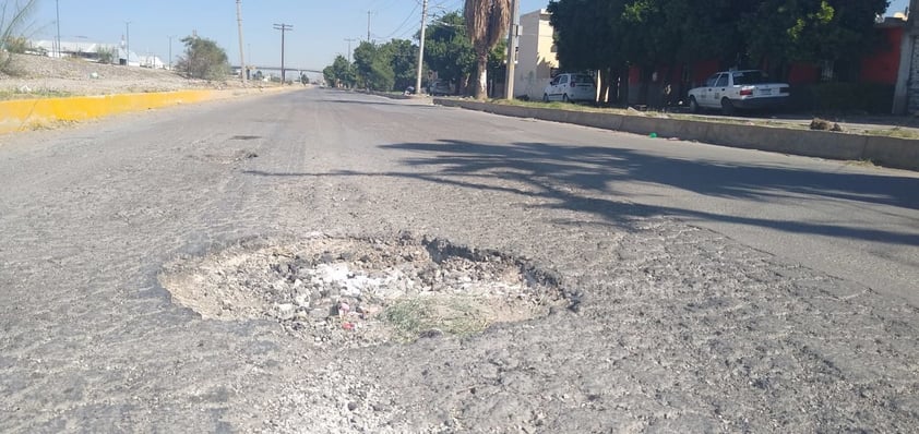 Baches. Principalmente en el cuerpo de la calzada que conduce del periférico hacia el Parque La Esperanza es donde hay muchos baches, sobre todo del lado pegado al derecho de vía del ferrocarril.