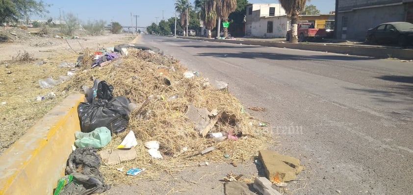 Invaden vía. En ocasiones se deja basura que invade la mitad del carril y pasa mucho tiempo antes de que la recojan las autoridades municipales.