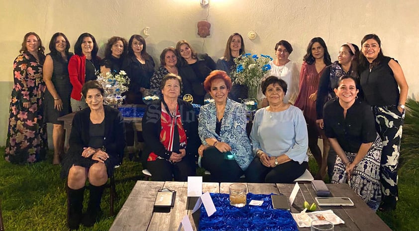 21112021 CELEBRANDO SU CUMPLEAñOS.  Lic. Ivonne Escalera Leyva en compañía de familiares y amigas de siempre en grata convivencia.