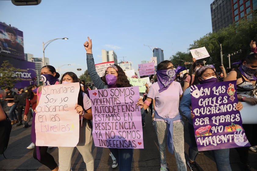 Miles de mujeres marchan en Ciudad de México contra violencia de género