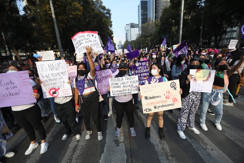 Miles de mujeres marchan en Ciudad de México contra violencia de género