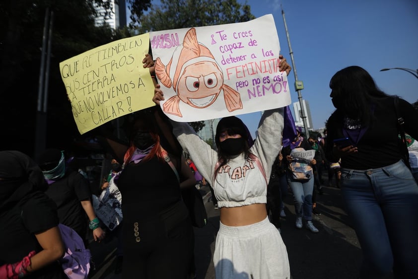 Miles de mujeres marchan en Ciudad de México contra violencia de género