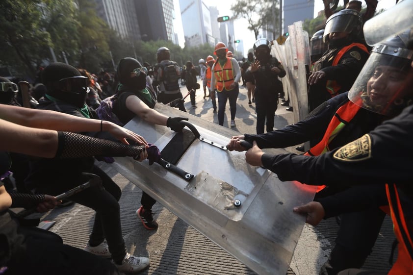 Miles de mujeres marchan en Ciudad de México contra violencia de género