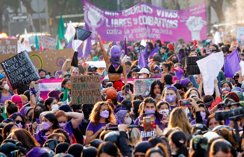 Miles de mujeres marchan en Ciudad de México contra violencia de género