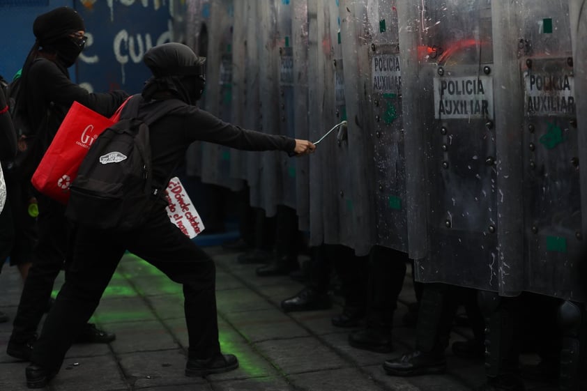 Miles de mujeres marchan en Ciudad de México contra violencia de género