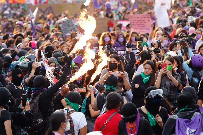 Miles de mujeres marchan en Ciudad de México contra violencia de género