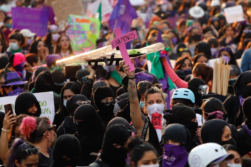 Miles de mujeres marchan en Ciudad de México contra violencia de género