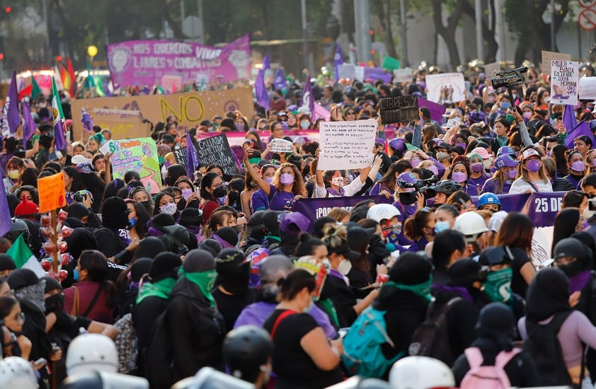 Miles de mujeres marchan en Ciudad de México contra violencia de género