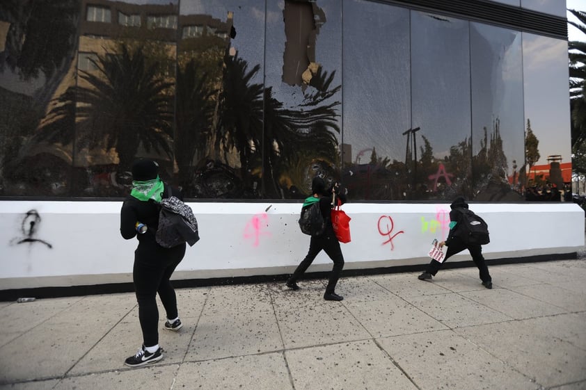 Miles de mujeres marchan en Ciudad de México contra violencia de género