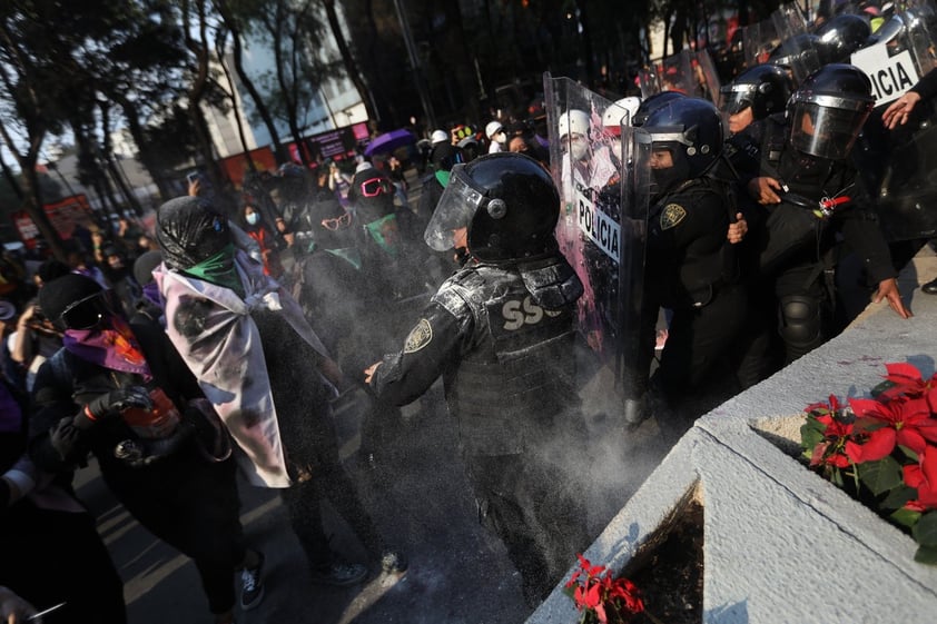 Miles de mujeres marchan en Ciudad de México contra violencia de género