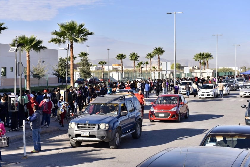 Con enormes filas, inicia vacunación antiCOVID para adolescentes de Torreón