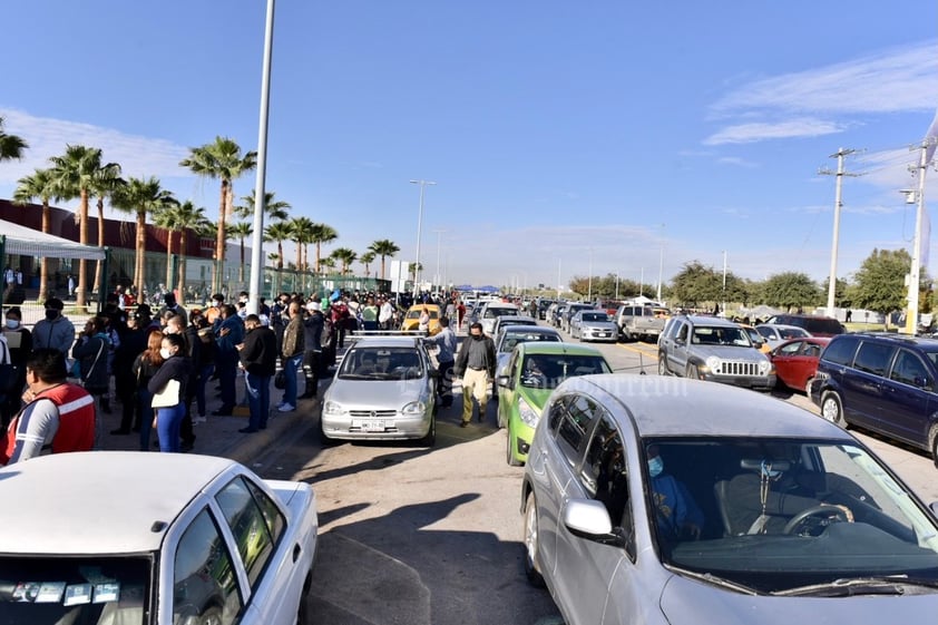 Con enormes filas, inicia vacunación antiCOVID para adolescentes de Torreón