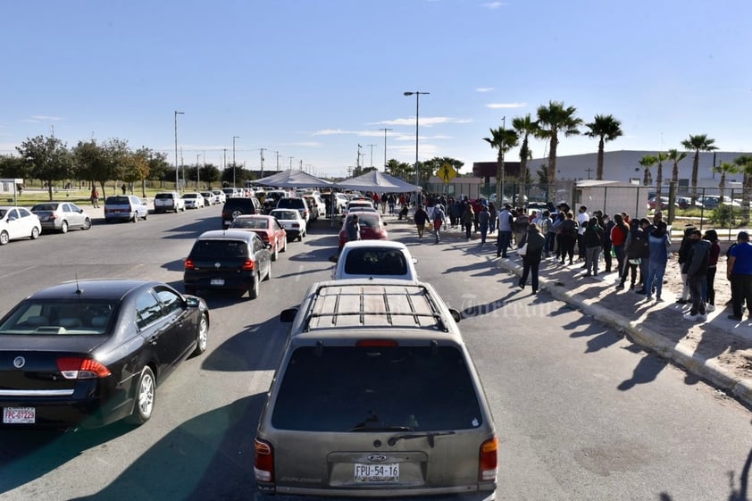 Con enormes filas, inicia vacunación antiCOVID para adolescentes de Torreón