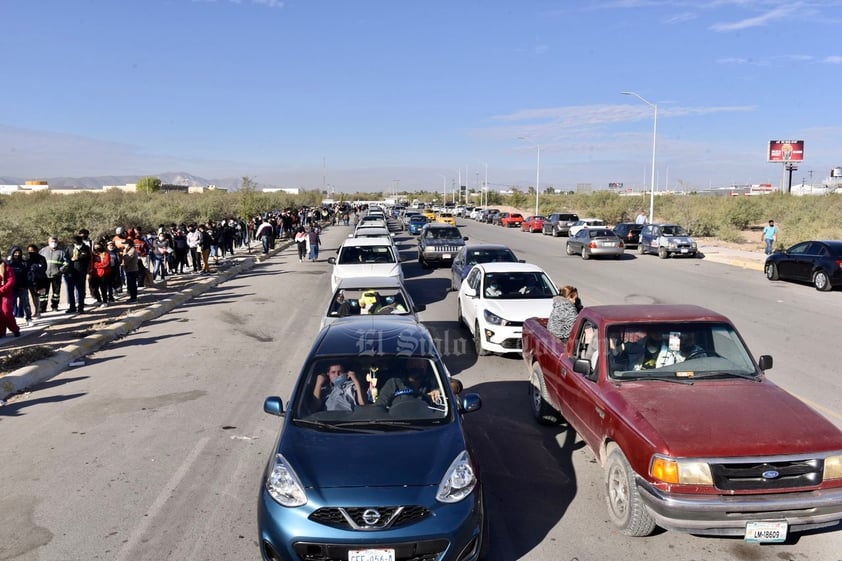 Con enormes filas, inicia vacunación antiCOVID para adolescentes de Torreón