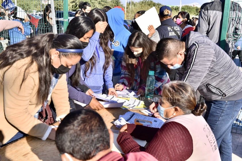 Con enormes filas, inicia vacunación antiCOVID para adolescentes de Torreón