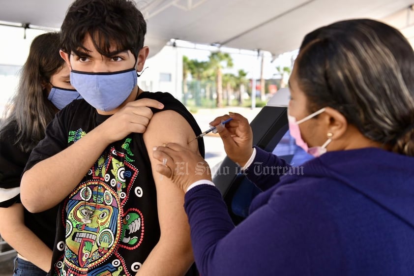 Con enormes filas, inicia vacunación antiCOVID para adolescentes de Torreón