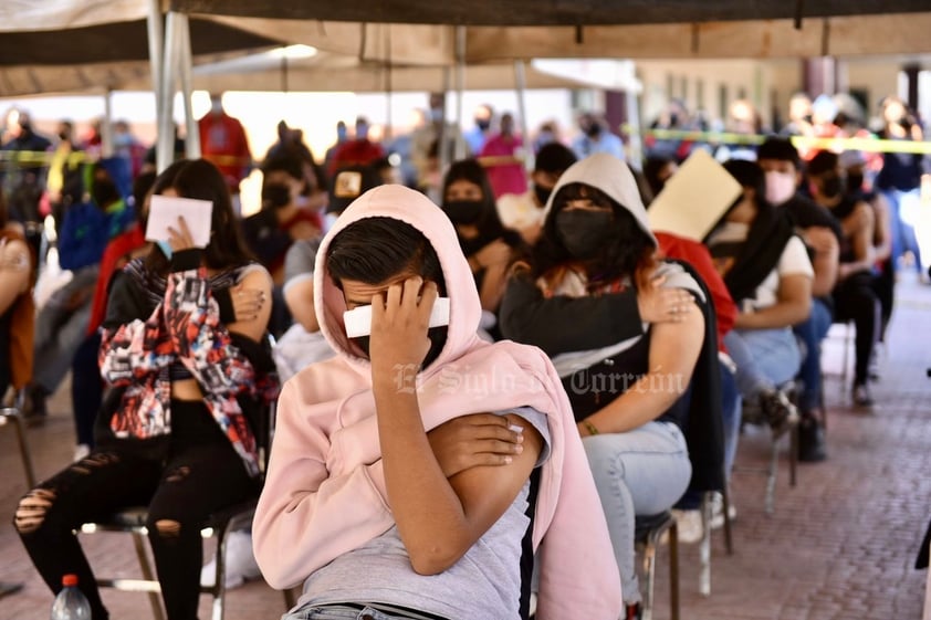 Con enormes filas, inicia vacunación antiCOVID para adolescentes de Torreón