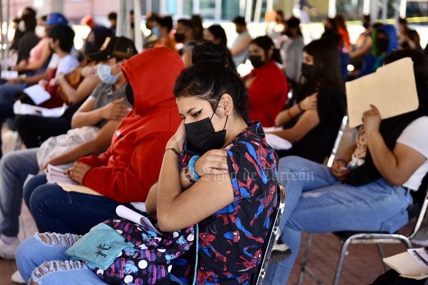 Con enormes filas, inicia vacunación antiCOVID para adolescentes de Torreón