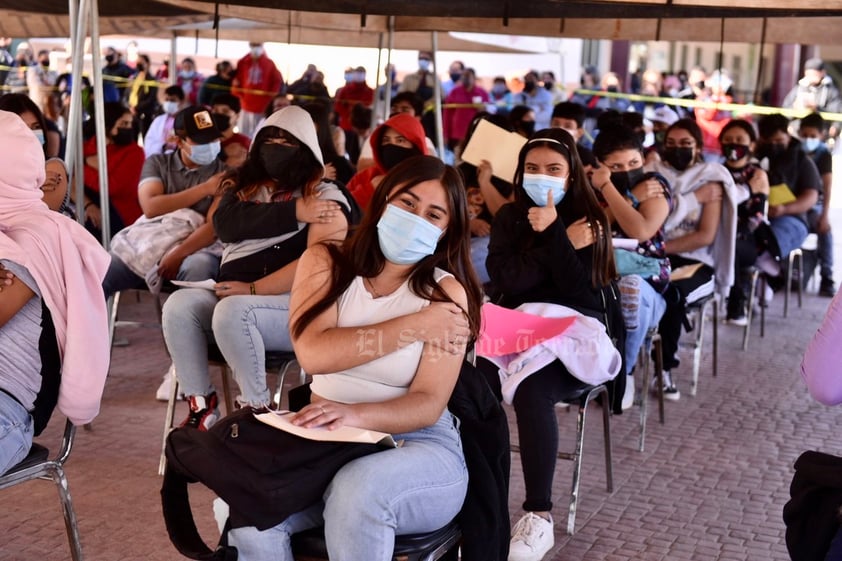 Con enormes filas, inicia vacunación antiCOVID para adolescentes de Torreón