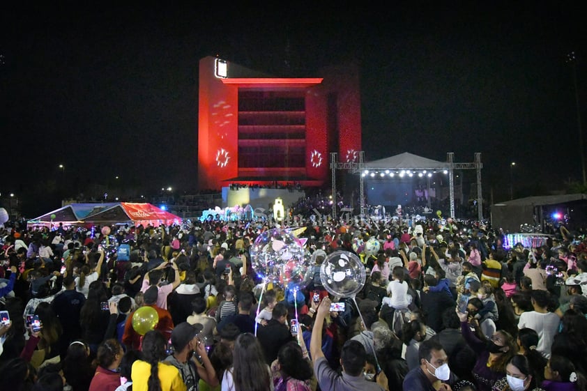 Encendido navideño y desfile en Plaza Mayor de Torreón