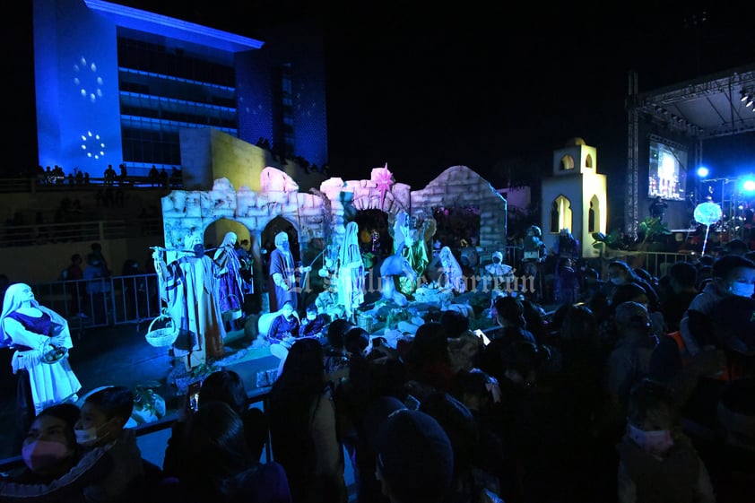 Encendido navideño y desfile en Plaza Mayor de Torreón