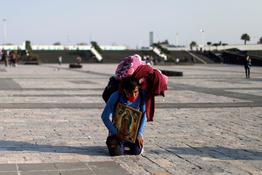 Peregrinos llegan a la Basílica de Guadalupe en víspera de festejos del gran Día de la Virgen