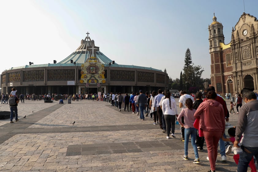 Peregrinos llegan a la Basílica de Guadalupe en víspera de festejos del gran Día de la Virgen