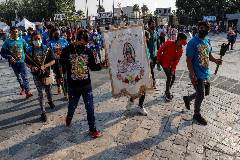 Peregrinos llegan a la Basílica de Guadalupe en víspera de festejos del gran Día de la Virgen