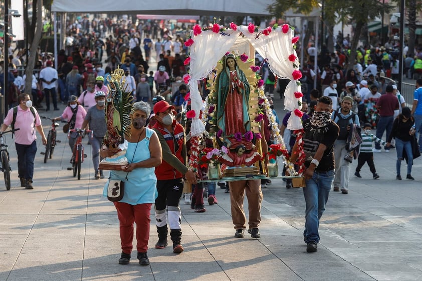 Peregrinos llegan a la Basílica de Guadalupe en víspera de festejos del gran Día de la Virgen