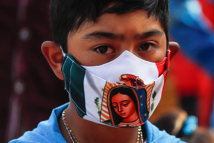 Peregrinos llegan a la Basílica de Guadalupe en víspera de festejos del gran Día de la Virgen