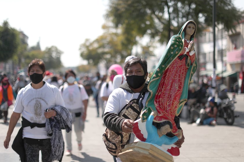 Peregrinos llegan a la Basílica de Guadalupe en víspera de festejos del gran Día de la Virgen