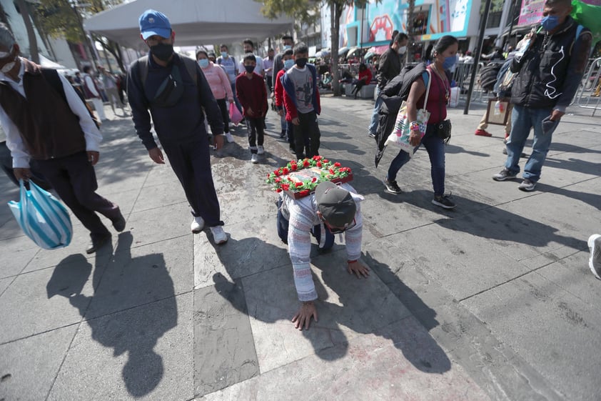 Peregrinos llegan a la Basílica de Guadalupe en víspera de festejos del gran Día de la Virgen