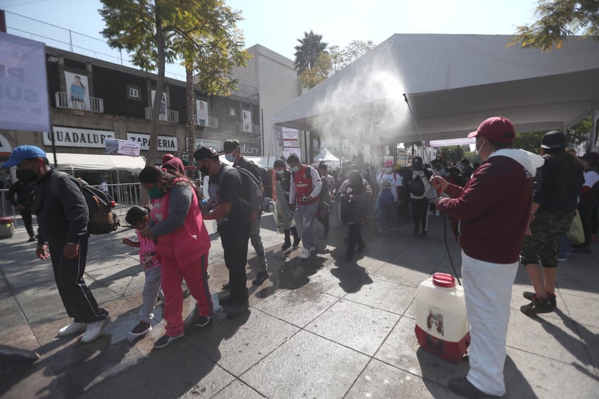 Peregrinos llegan a la Basílica de Guadalupe en víspera de festejos del gran Día de la Virgen