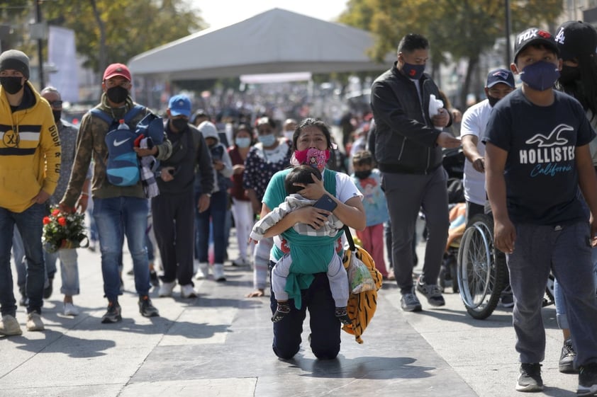 Peregrinos llegan a la Basílica de Guadalupe en víspera de festejos del gran Día de la Virgen