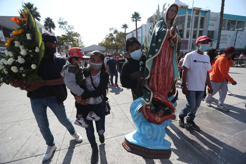 Peregrinos llegan a la Basílica de Guadalupe en víspera de festejos del gran Día de la Virgen