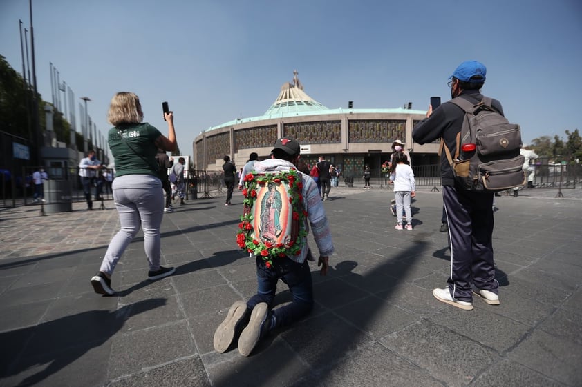 Peregrinos llegan a la Basílica de Guadalupe en víspera de festejos del gran Día de la Virgen