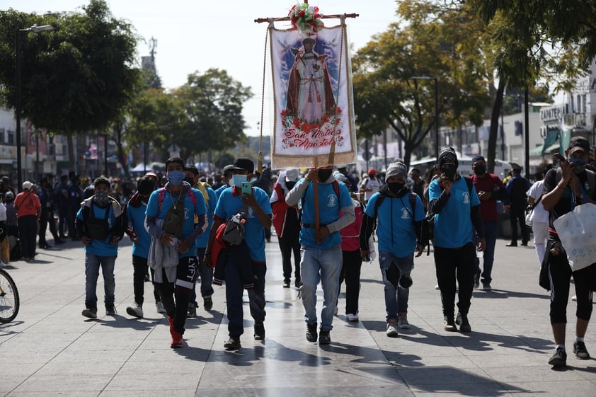 Peregrinos llegan a la Basílica de Guadalupe en víspera de festejos del gran Día de la Virgen